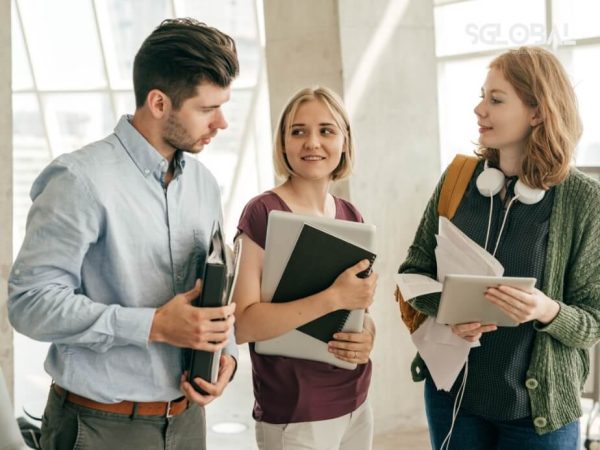 Nhóm chuyên gia tư vấn đang hỗ trợ sinh viên lựa chọn ngành học phù hợp khi tham gia chương trình du học Mỹ.