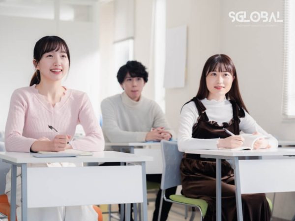 Sinh viên tham gia buổi phỏng vấn hoặc thuyết trình trong lớp học tại Mỹ – tự tin và chuyên nghiệp.