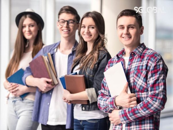 Nhóm sinh viên tự tin cầm sách giáo trình, đại diện cho sự chuẩn bị vững vàng trước khi bước vào hành trình du học Síp.