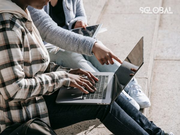 Hai sinh viên du học nghề Đức đang thực hành trên laptop trong giờ học nhóm tại trường.