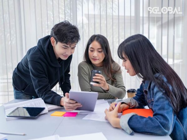 Giảng viên đang hướng dẫn sinh viên quốc tế tại thư viện – hình ảnh thường thấy trong môi trường học tập ở Mỹ.